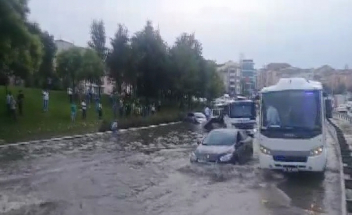 Bayrampaşa’da yollar sular altında kaldı