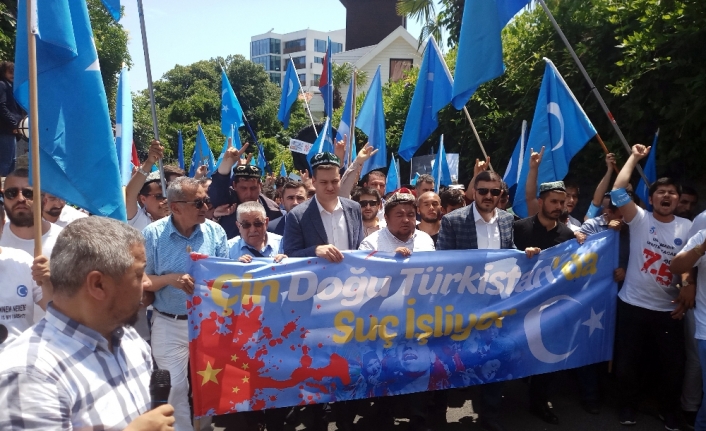 Çin Konsolosluğu önünde olaylı protesto