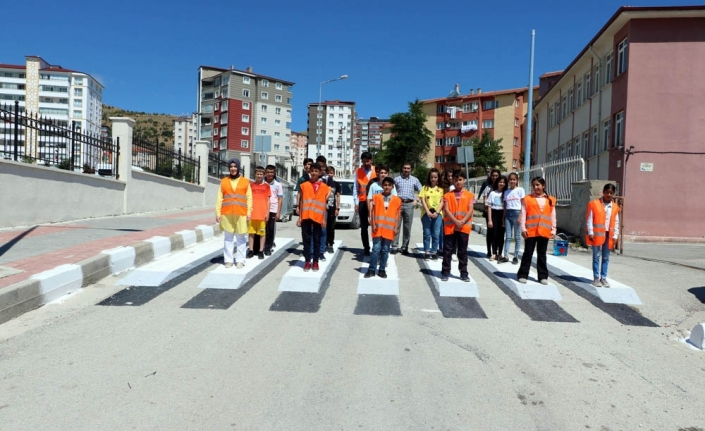 Çocuklardan üç boyutlu yaya geçidi