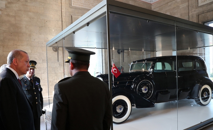 Cumhurbaşkanı Erdoğan, Atatürk’ün restore edilen otomobilini inceledi