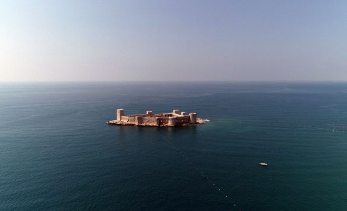Denizin ortasındaki 2 bin 400 yıllık kale büyülüyor