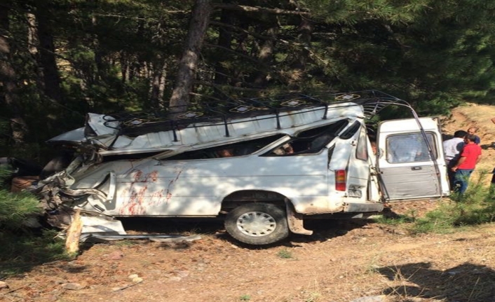 Düğünden dönen minibüs devrildi: 2 ölü, 8 yaralı