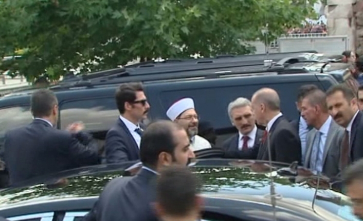 Erdoğan cuma namazını bakanlarla beraber kıldı