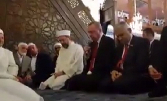 Erdoğan Hacı Bayram Camii’nde Kur’an-ı Kerim okudu