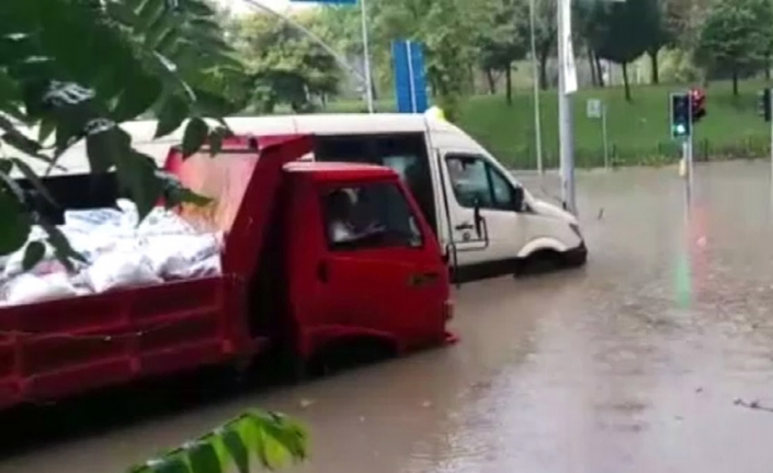 Gaziosmanpaşa’da araçlar suya gömüldü