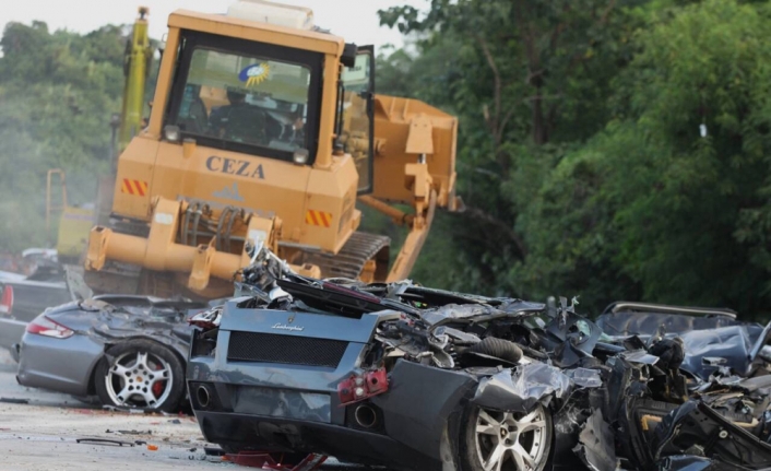 Gümrük kaçağı lüks otomobiller un ufak edildi