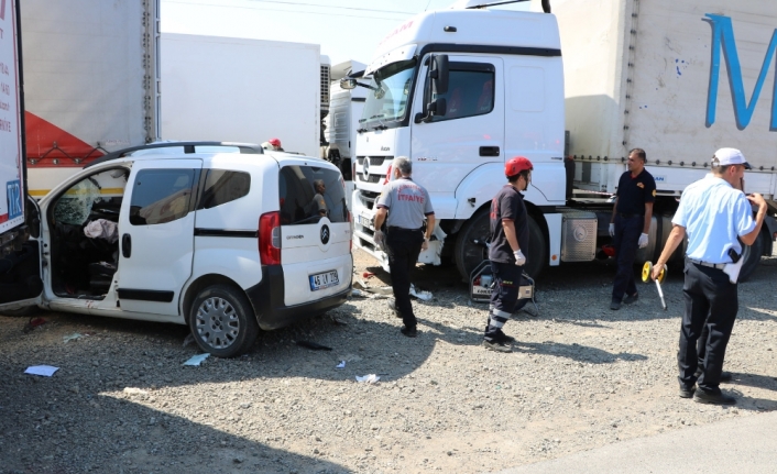 Hafif ticari araç tıra çarptı: 2 ölü, 2 yaralı