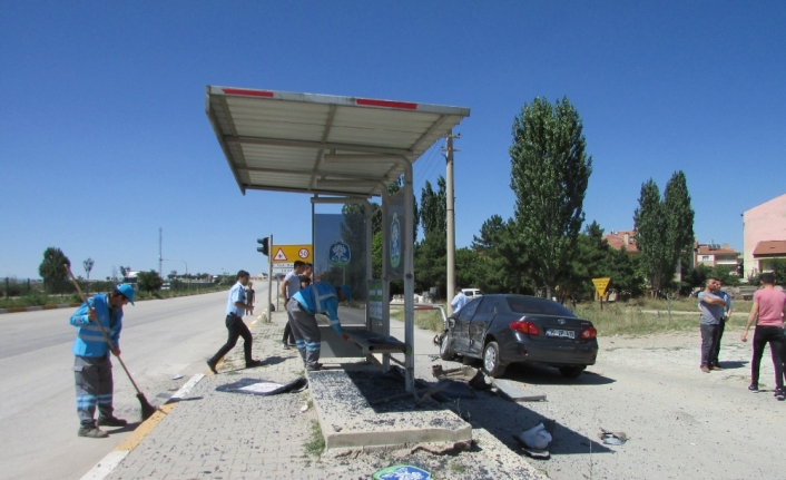 İki otomobilin çarpıştığı kaza güvenlik kamerasında