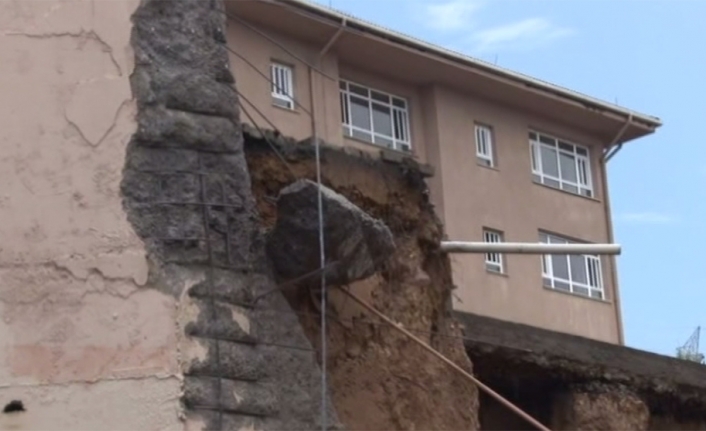 İstanbul’da okulun duvarı çöktü
