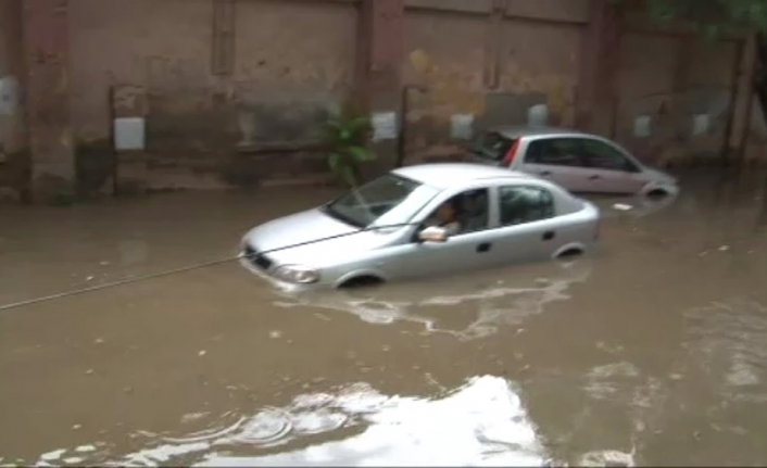İstanbul’da su baskını: Araçlar mahsur kaldı