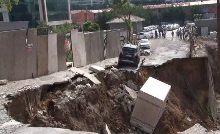 İstinat duvarı çöktü, araçlar içine düştü