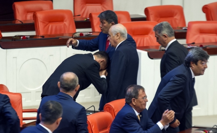 İYİ Parti milletvekili Bahçeli’nin elini öptü