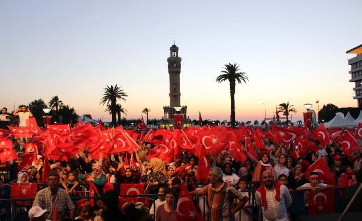 İzmir’de demokrasi nöbeti başladı