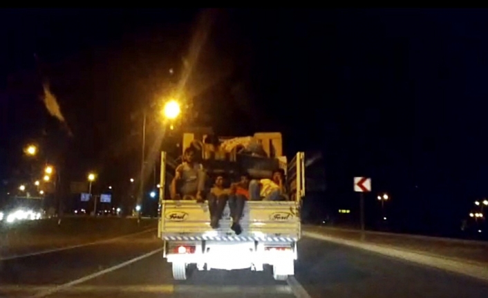 Kamyonet kasasındaki tehlikeli yolculuk