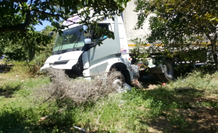 Karşı şeride geçen tır motosikletli kuryeyi ezdi