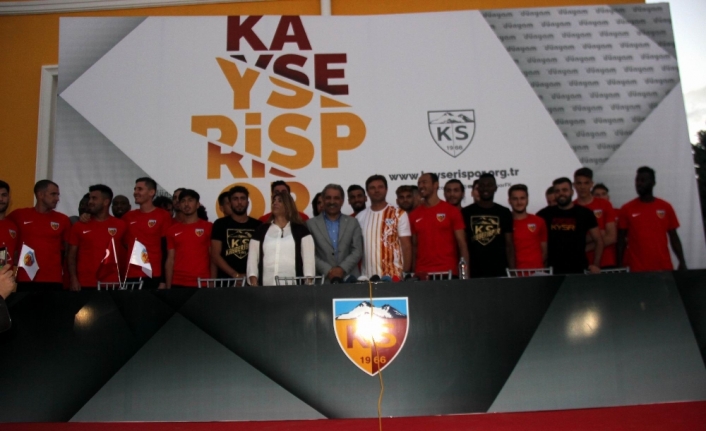 Kayserispor yeni transferlerini taraftara tanıttı