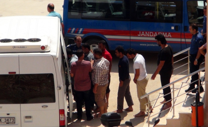 Kurtarılan göçmenler Göç İdaresi Müdürlüğüne gönderildi