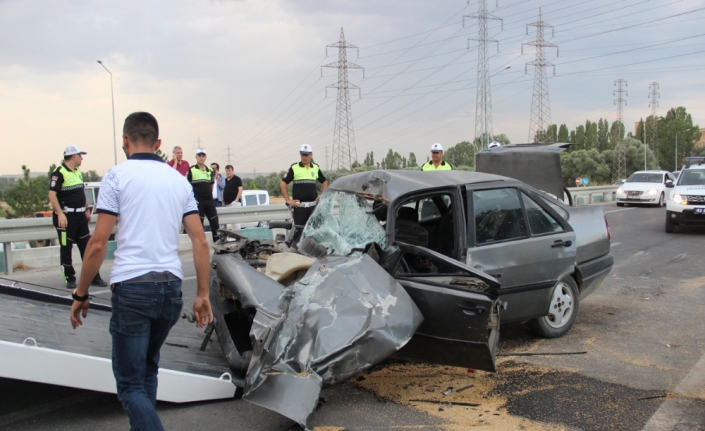 Kütahya’da otomobil ile traktör çarpıştı: 3 yaralı