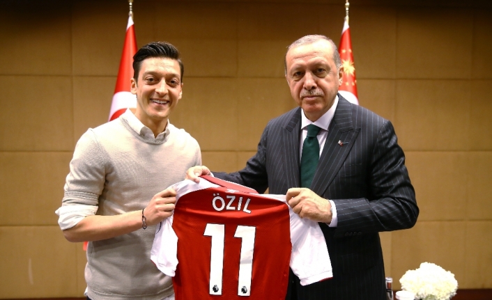 Mesut Özil’den alkışlık açıklama