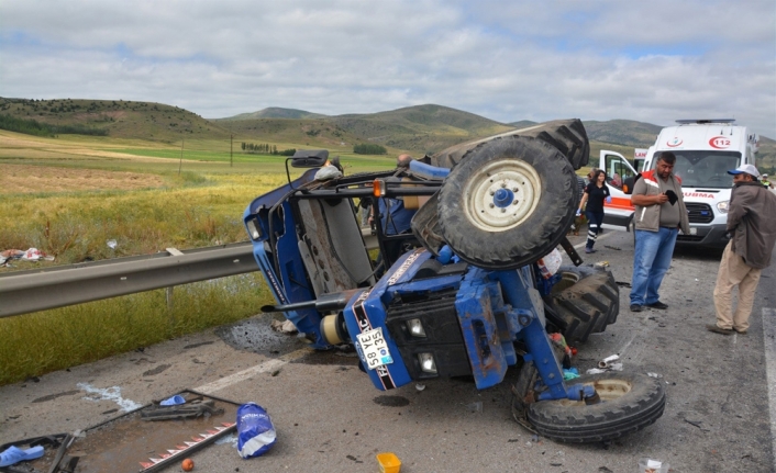 Minibüs ile traktör çarpıştı: 21 yaralı