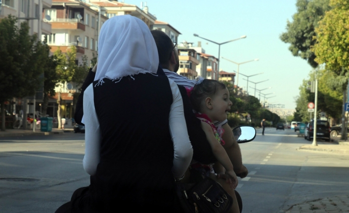 Motosiklet üzerinde tehlikeli yolculuk