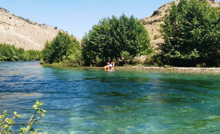 Nehirde mahsur kalan anne ve oğlunu itfaiye kurtardı