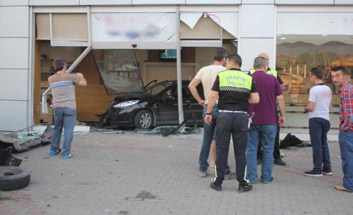 Otomobil dükkana girdi, müşteriler ölümden döndü
