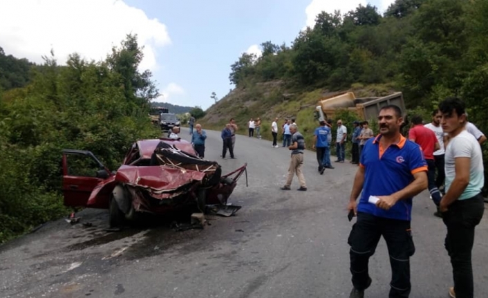 Otomobil hafriyat kamyonu ile çarpıştı: 4 yaralı