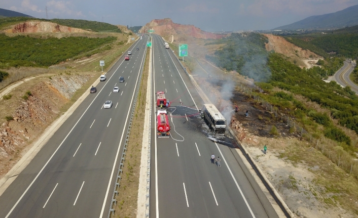 Otoyolda otobüs alev alev yandı