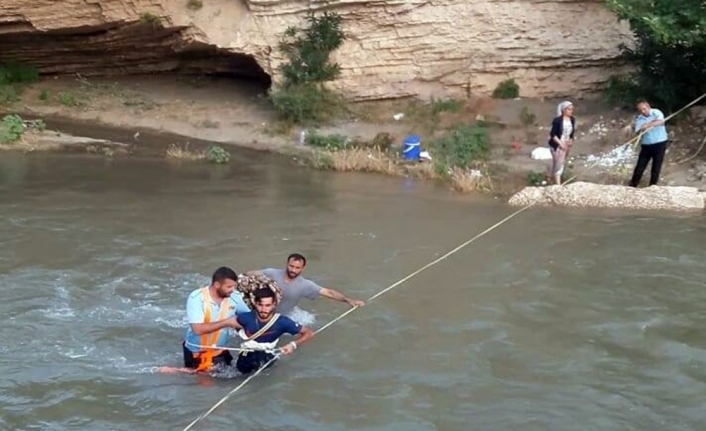 Piknikçiler yükselen çay suyunda mahsur kaldı