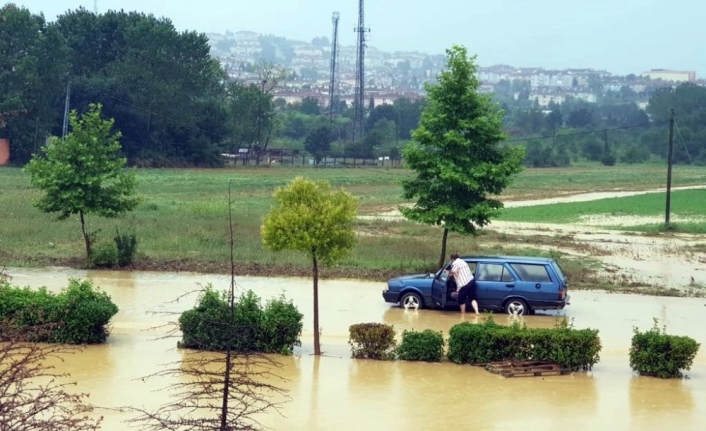Sağanak yağış su baskınlarına neden oldu