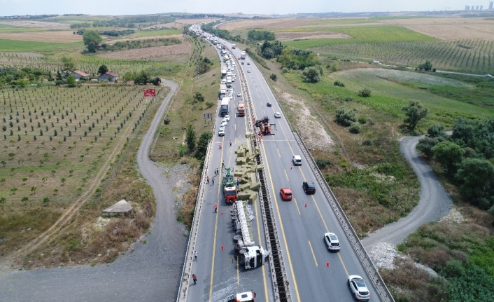 Saman yüklü kamyon devrildi, oluşan trafik havadan görüntülendi