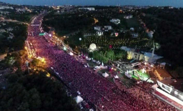 Şehitler Köprüsünde mahşeri kalabalık