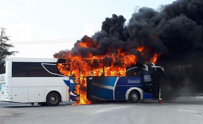 Seyir halindeki yolcu otobüsü yandı