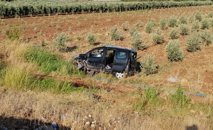 Şiddetli rüzgarda takla atan araç tarlaya uçtu: 3 yaralı