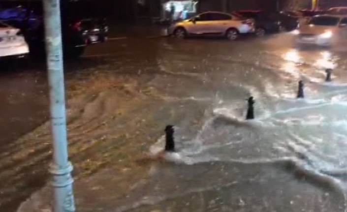Silivri’de caddeleri su bastı