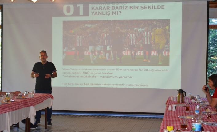 Sivasspor’da futbolculara ’VAR’ eğitimi verildi