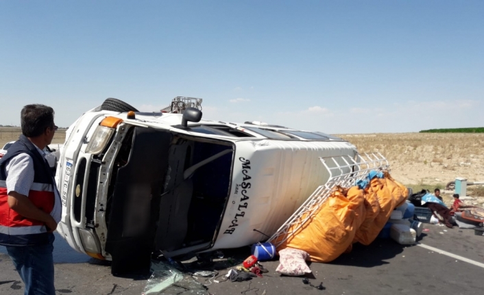 Tarım işçilerini taşıyan minibüs devrildi: 8 yaralı