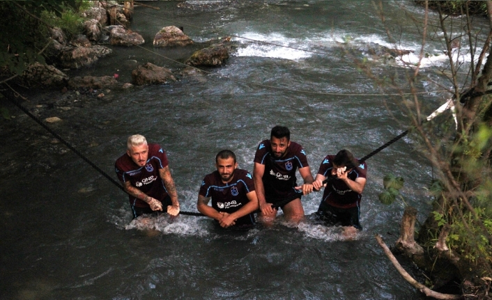 Trabzonspor’da futbolcular dereye girerek serinledi