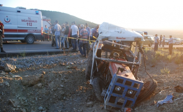Traktörün şarampole yuvarlandığı kazada 3 ölü, 32 yaralı