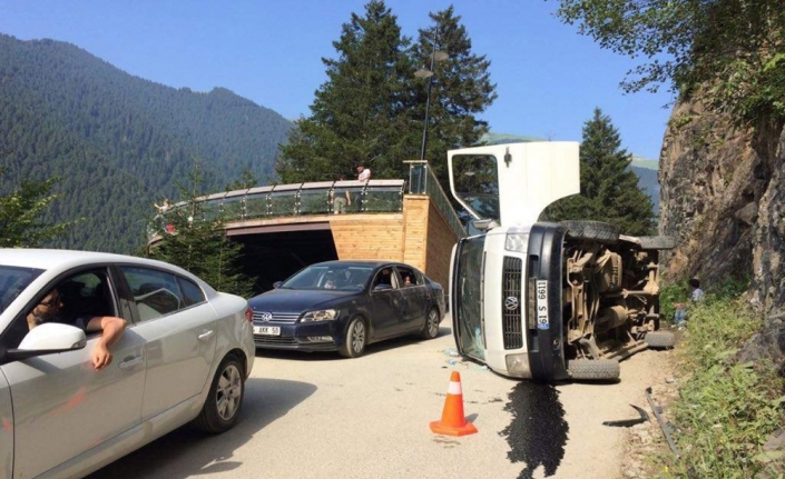 Uzungöl’de minibüs yan yattı: 3 yaralı