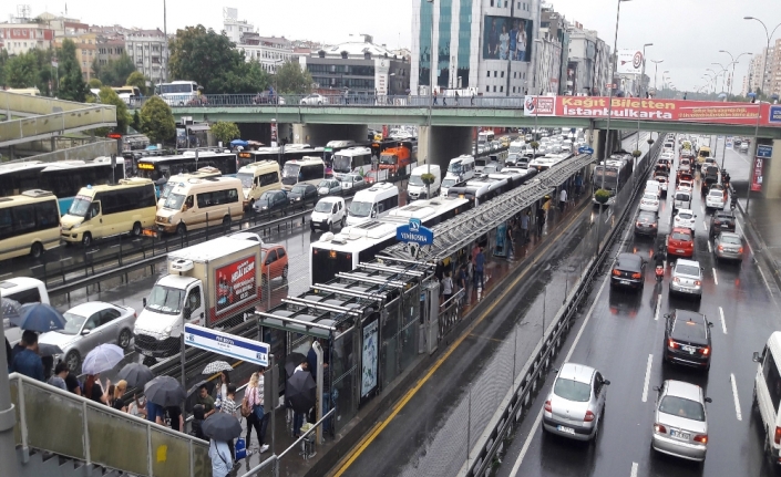 Yağmur trafiği olumsuz etkiliyor