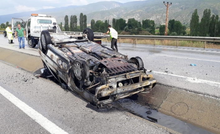 Yanan otomobilden son anda kurtarıldılar