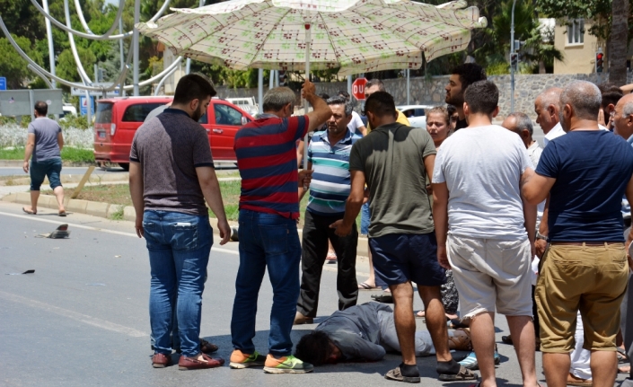 Yaralı kadını güneşten plaj şemsiyesiyle korudular