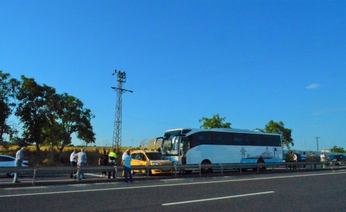 Yolcu otobüsü taksiye çarptı: Trafik durdu!