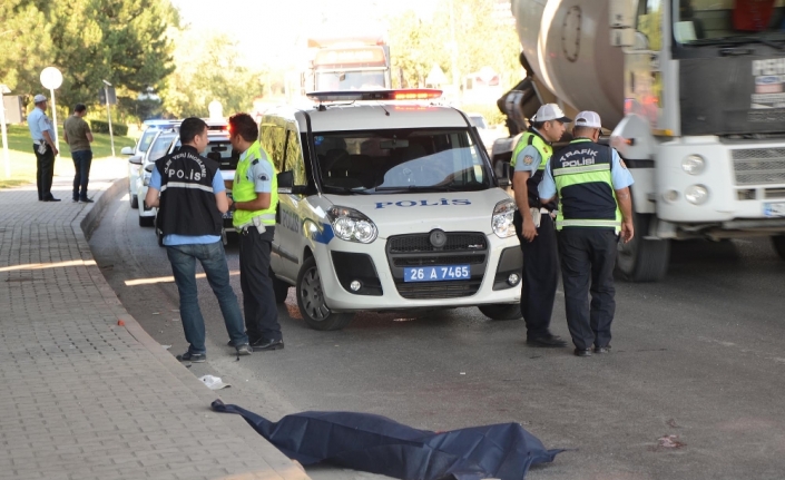 Yolun karşısına geçmek isterken canından oldu