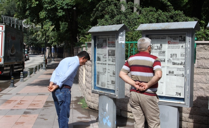 32 yıldır panolardan gazete okuyorlar