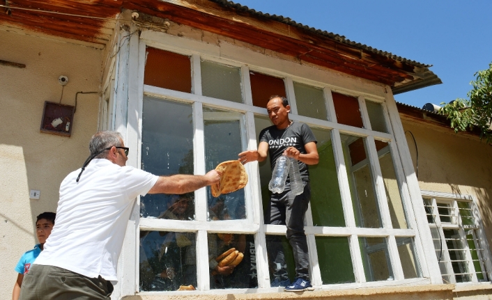 80 kaçak göçmeni metruk eve kilitleyip kaçtılar