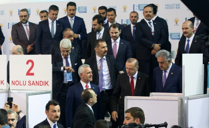 AK Parti’de oylar kullanılıyor