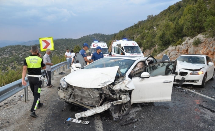Antalya’da 6 araç birbirine girdi: 11 yaralı